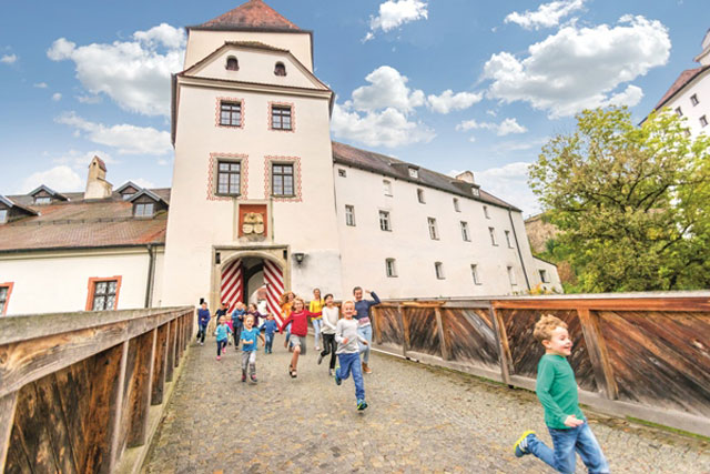 Oberhausmuseum-Kinder-vor-dem-Burgtor_Foto-Manfred-Rauscher